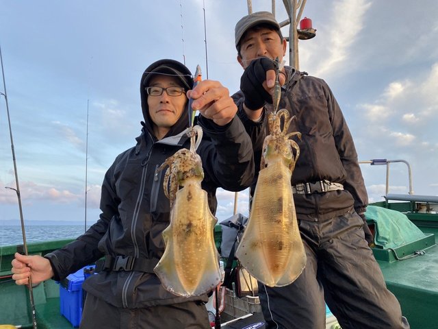 アオリイカ25cm 7匹 の釣果 年10月28日 なかくに丸 新潟 寺泊港 船釣り予約 キャスティング船釣り予約 アオリイカ25cm 7匹 の釣果 年10月28日 なかくに丸 新潟 寺泊港 船釣り予約 キャスティング船釣り予約