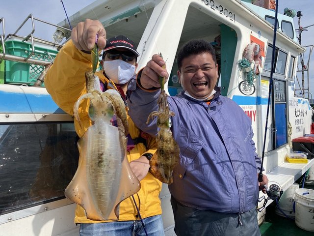 アオリイカ25cm 7匹 の釣果 年10月28日 なかくに丸 新潟 寺泊港 船釣り予約 キャスティング船釣り予約