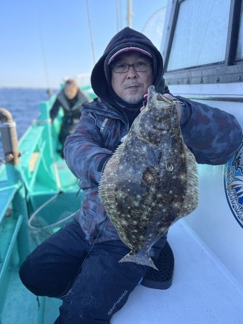 ヒラメ0 85kg 3匹 の釣果 22年2月1日 鶴丸 神奈川 佐島港 船釣り予約 キャスティング船釣り予約