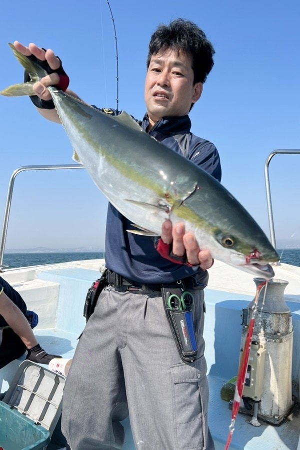 ブリ80cm 1匹 の釣果 22年5月18日 リタックル 兵庫 明石港 船釣り予約 キャスティング船釣り予約