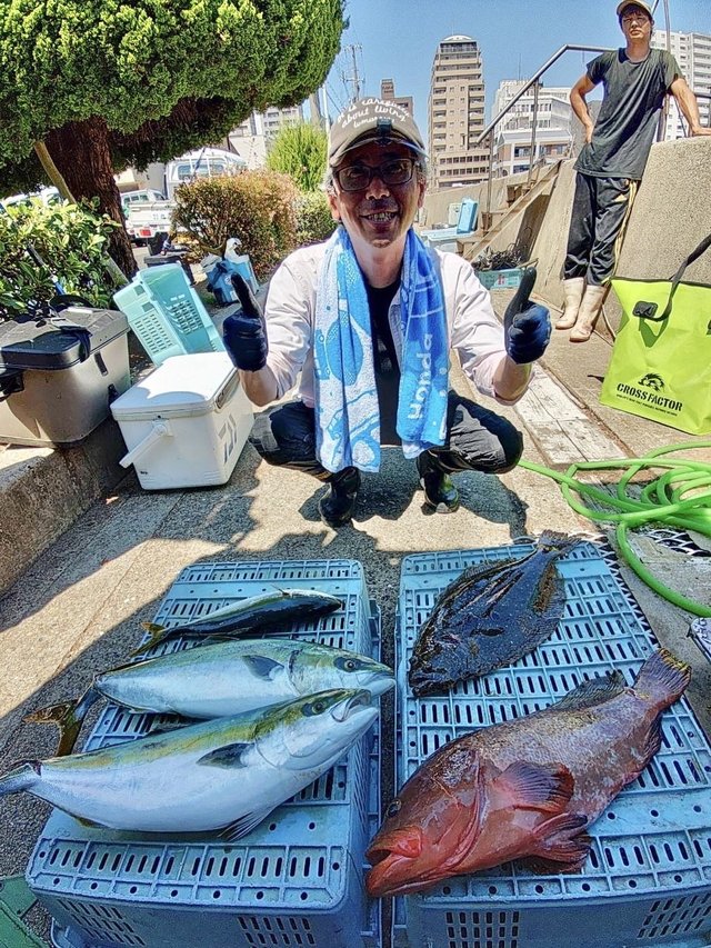 つりぐやさん　約5.5cm ヒラメ　鮃　ブローチ ヒラメ80cm！10匹！の釣果｜2024年8月24日｜釣り船 名田屋（兵庫/明石