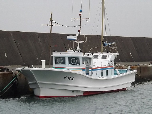 ヒラメ釣りプラン=エサ・活きイワシ込なら12,000円/人=
