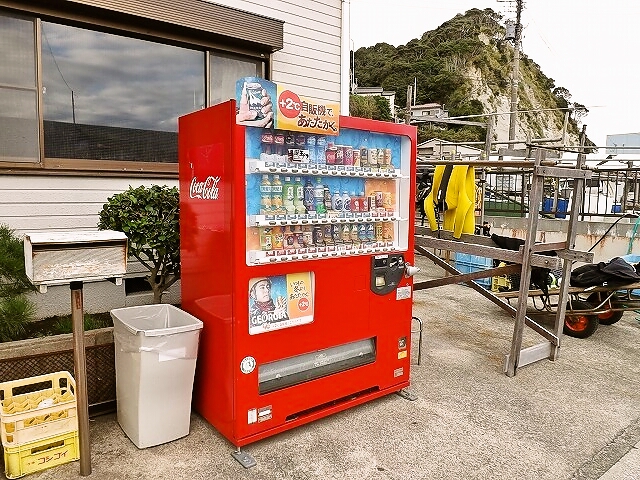 【作栄丸】漁協の建物前の自動販売機