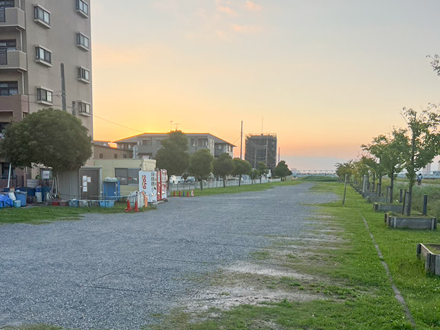 【たかはし遊船】駐車場(土手上)