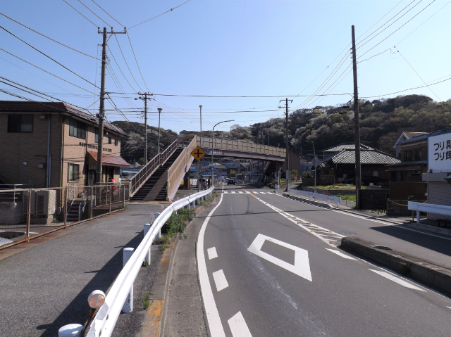 【菱倉丸】右側の茶色い建物横が港入り口